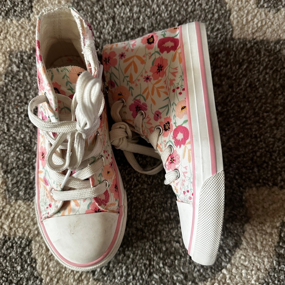 Cute flowery Chuck look-alikeS!